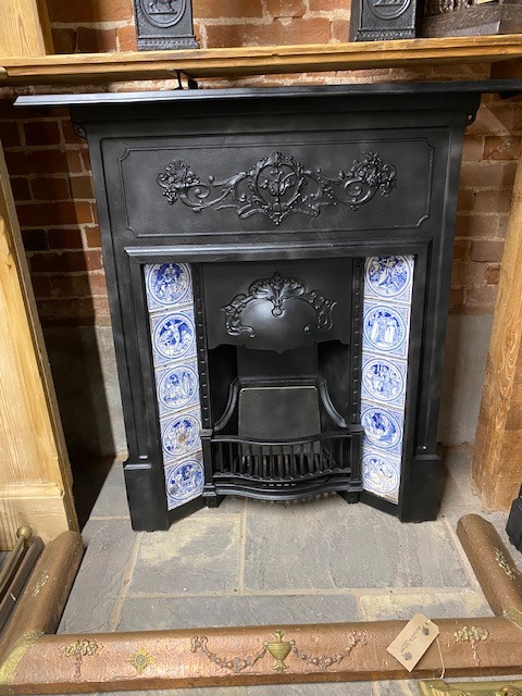 Combination insert with blue and white Victorian Shakespeare tiles.