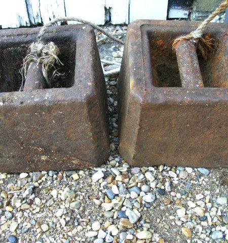 Weights - Cast iron weights or dead anchors