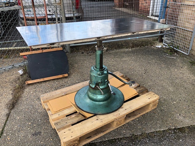 Table - Veterinarian operating type.