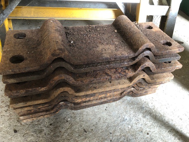 Railway sleeper clamp plates