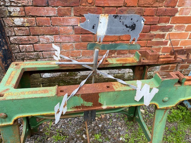 Saddleback pig weather vane